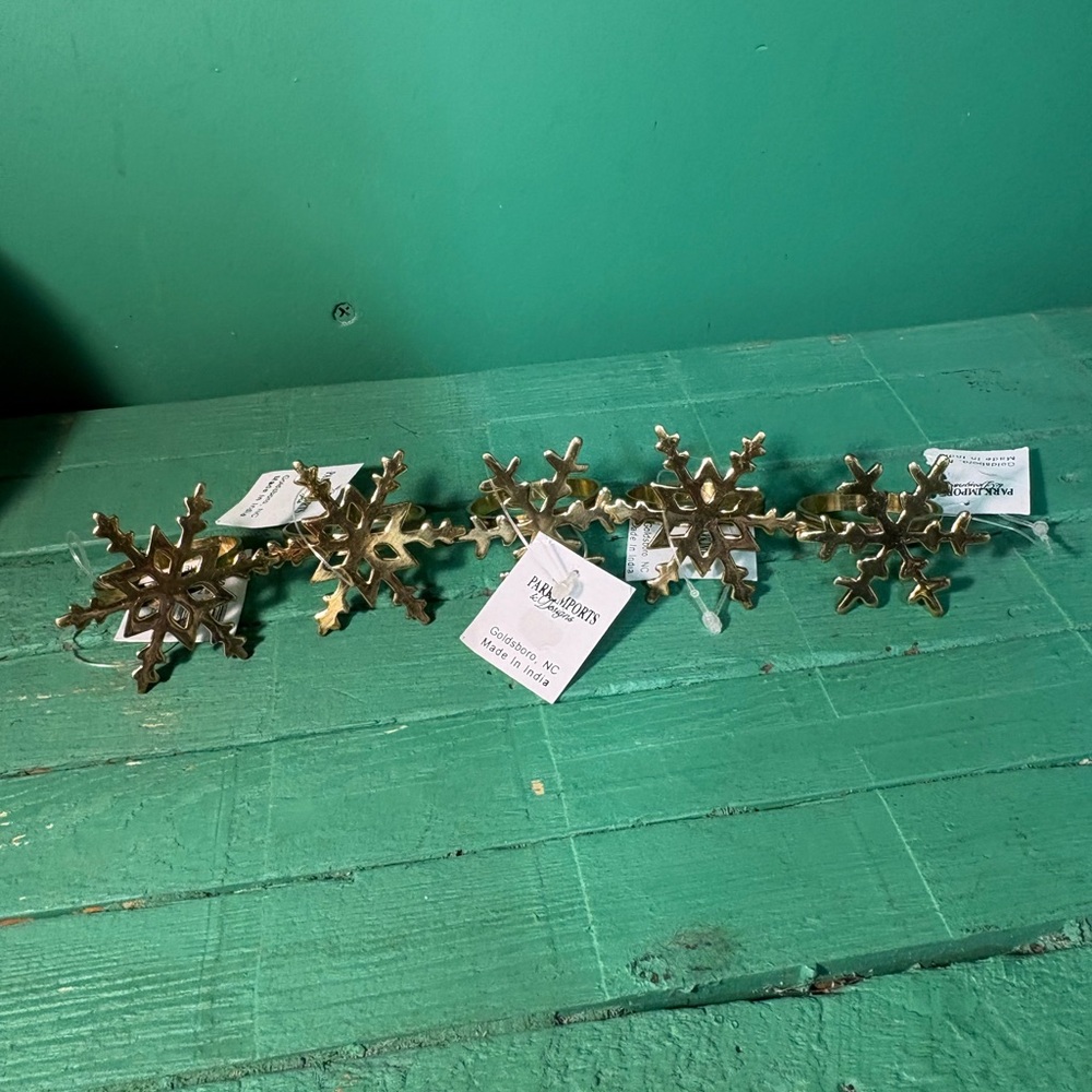 Elegant Gold Snowflake Garland